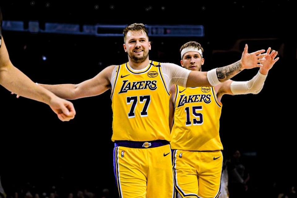 AYX SPORTS-包含出色防守引发热议！，东契奇在RNG比赛中大比分获胜引发球迷热议的词条